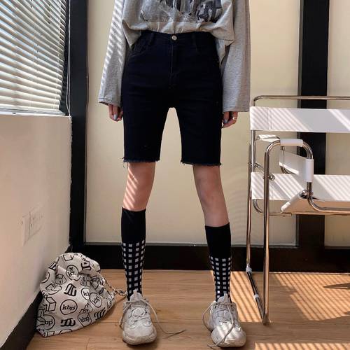 블랙 컬러 데님 반바지  신상 신형 신모델 써머 여름용 여성용 홍콩 스타일 슬림핏 5부 바지 하이웨이스트 슬림핏 스트레이트 핏 반바지 패션 트렌드