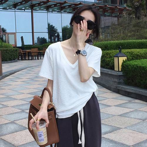 V 칼라 화이트 짧은 색상 소매 티셔츠 T셔츠 여성용  년 신상 한국 스타일 올매치 코디하기 쉬운 슬림핏 순면 티셔츠 유니크 스타일리쉬한 디자인 XIAOZHONG 개성화 상의